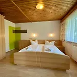 Wolf Retreat Im Lechtal Davor Appartementhaus Michaela アパート バッハ